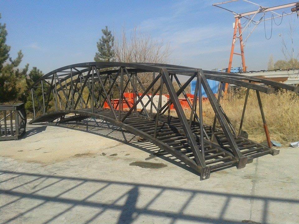 Montaj öncesi sahada birleştirilen çelik kafes kemer köprü
