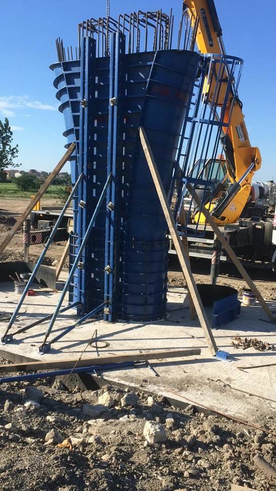 Donatı kafesi üzerine indirilen dairesel çelik kolon kalıbı