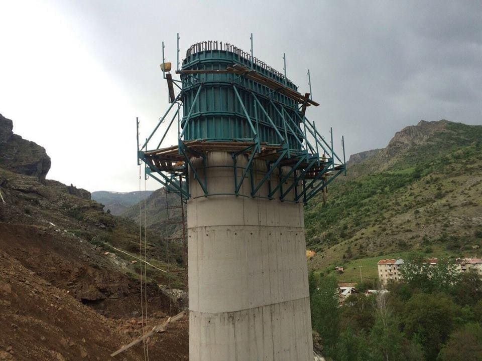 Köprü ayağı üzerine kurulmuş başlık kirişi kalıbı ve çalışma platformu