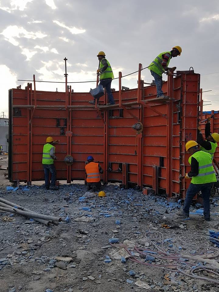Sahada monte edilen kırmızı prefabrik duvar kalıp panelleri