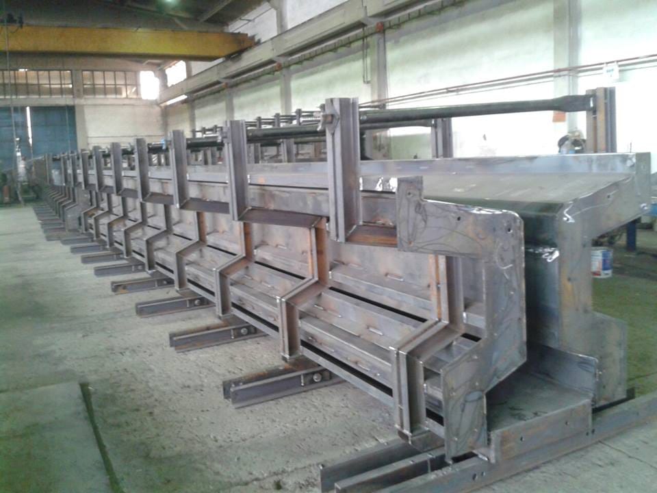 Atölyede sıralanmış galvanizli prefabrik eleman kalıpları