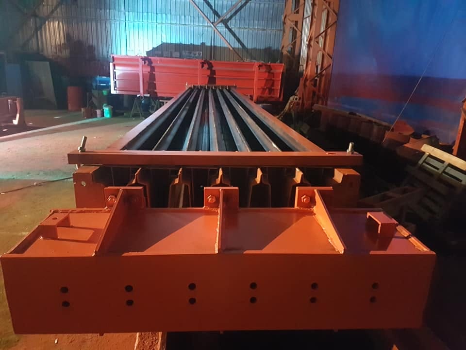Turuncu prefabrik kiriş kalıbının uç kesit detayı