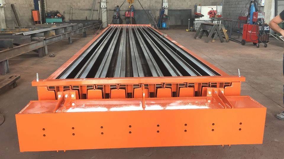 Turuncu prefabrik TT kiriş kalıbı, atölyede son montaj
