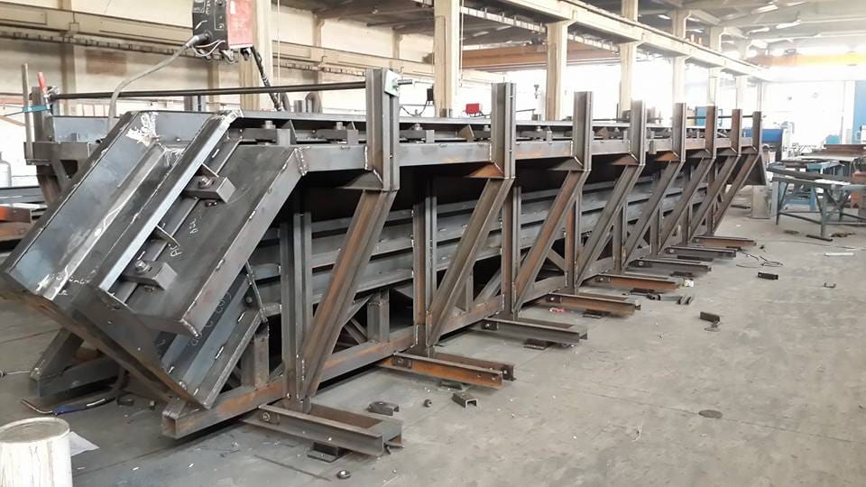 Fabrikada sıralanmış tribün kalıbı gövdeleri